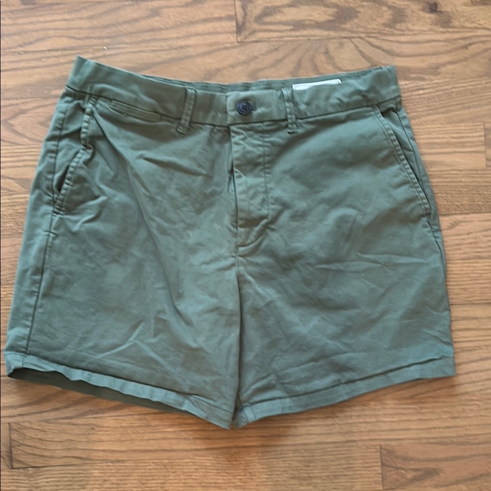 GAP Olive Green 6" Shorts: 32 inch waist